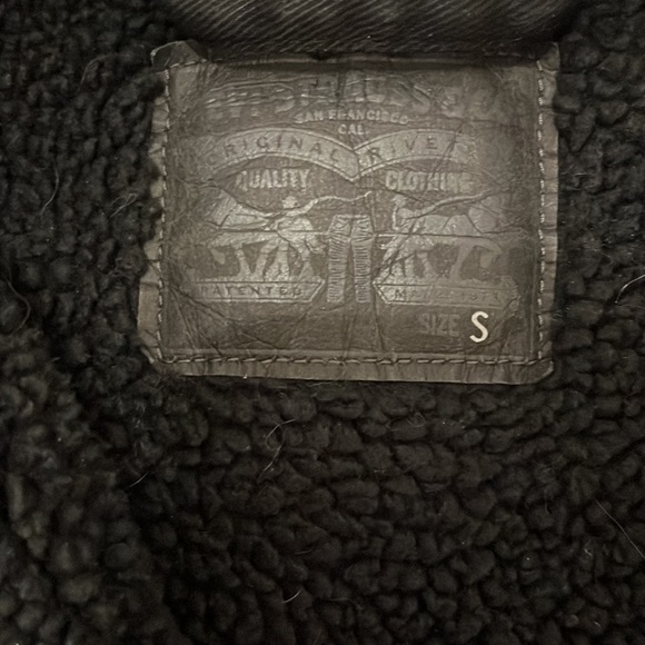 ✨Levis denim jacket✨ - Picture 2 of 3